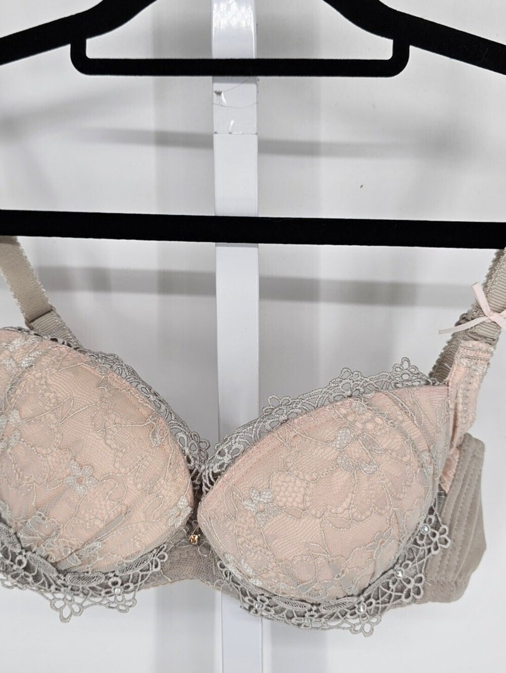 Vintage Womens Sz 34C Sexy Padded Push Up Bra Light Pink w/ Gray Lace Overlay